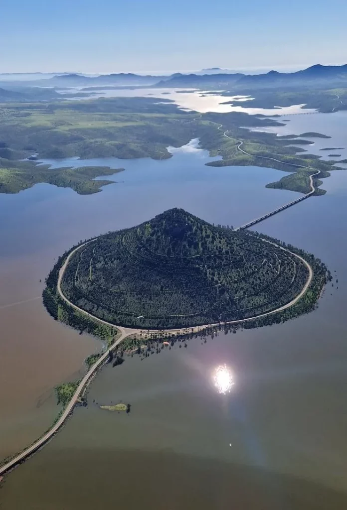 Vista aérea de una isla cónica rodeada por un embalse en las Vegas Altas durante Vegas Altas Paramotores 2026